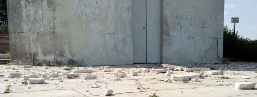 Spomenik na Banj brdu se urušava