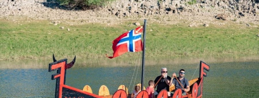 Vikinški brod krstari Buškim jezerom