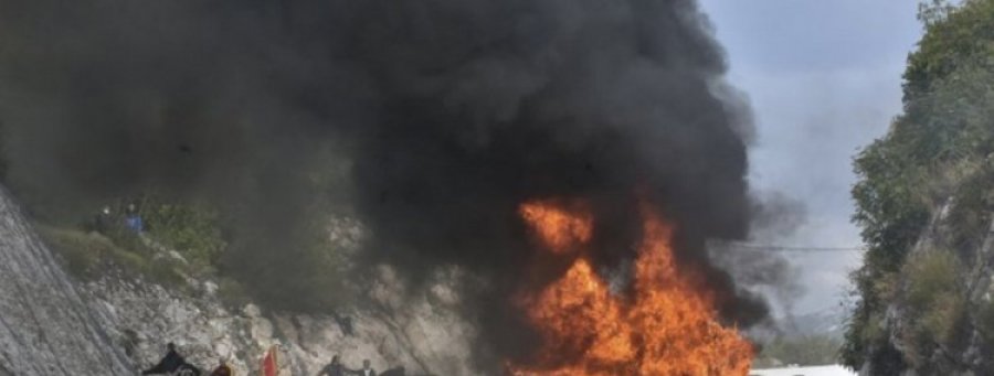 Pucnjava i eksplozija na barikadi na Belvedereu: Jake detonacije odzvanjaju Cetinjem