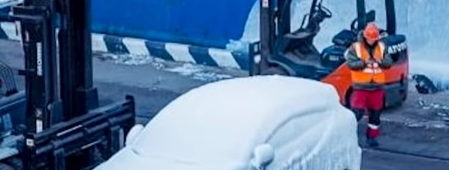 Doplovili u luku sa potpuno zaleđenim automobilima na palubi