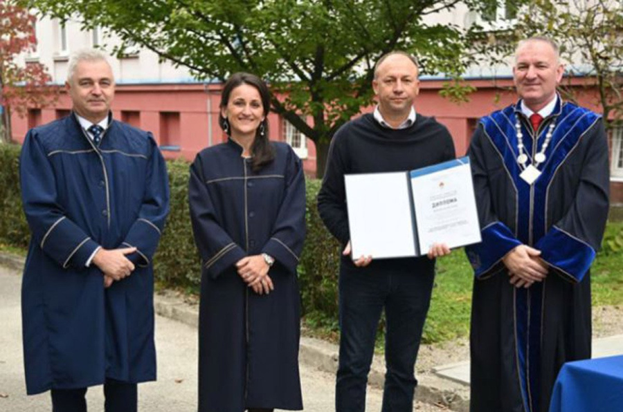 Banjalučanin završio fakultet u pedesetoj godini, išao na predavanje sa sinom