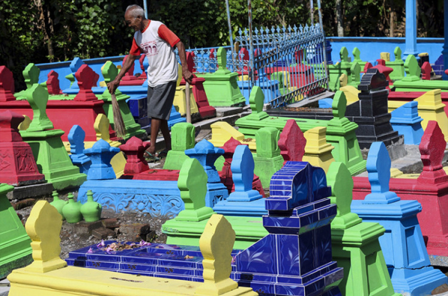 Šareni nadgrobni spomenici na groblju u Indoneziji