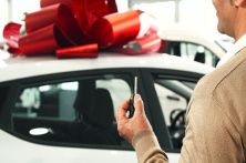 Vlasnik kompanije radnika nagradio novim automobilom