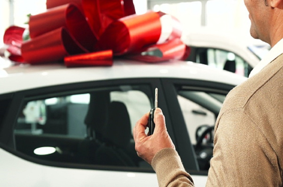 Vlasnik kompanije radnika nagradio novim automobilom