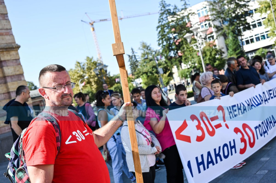 Šinik pješačio od Gradiške do Banjaluke sa krstom na leđima da bi podržao djecu sa poteškoćama