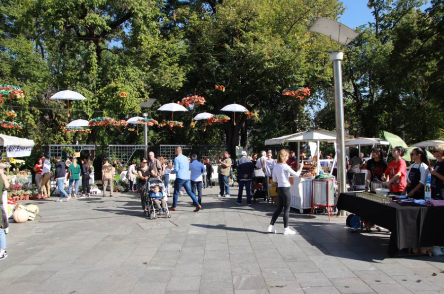 U Banjaluci je danas počeo drugi Jesenji festival cvijeća, plodova i meda