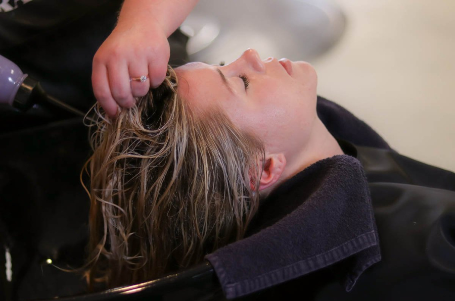 Srušen mit o pranju kose u salonima