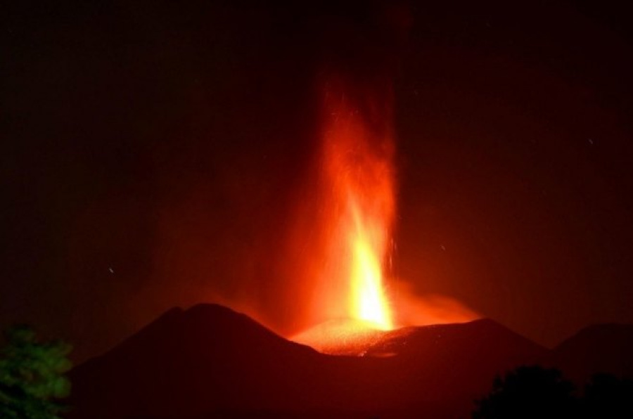 Erupcija vulkana Etna prekrivenog snijegom