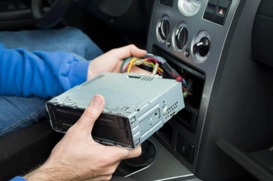 Ide li u zaborav klasični radio u autu?