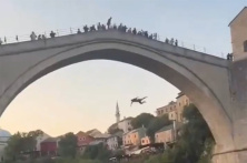 Turista skočio sa Starog mosta, Mostarci ga pretukli