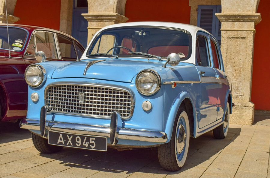 Legendarni, plavi fićo privukao pažnju dok je "jurio" auto-putem