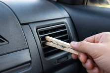 Trik sa drvenom štipaljkom za svježiji automobil