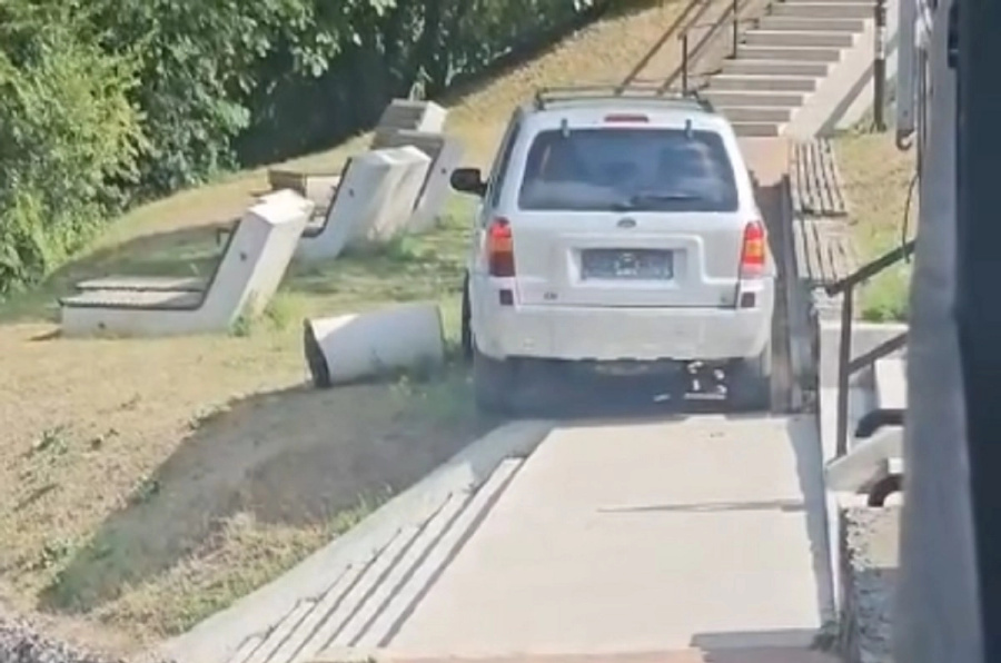 Drama u Banjaluci: Vozilom uletio u pješačku zonu i napravio haos