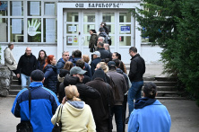 Izbori u Srbiji: Birači čekali i dva časa prije otvaranja birališta